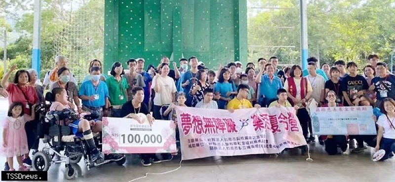 南市社會局今年首辦與民間合作舉辦身心障礙者暑期營隊，帶領身心障礙者走出戶外，也減輕家屬照顧負擔。（記者李嘉祥攝）